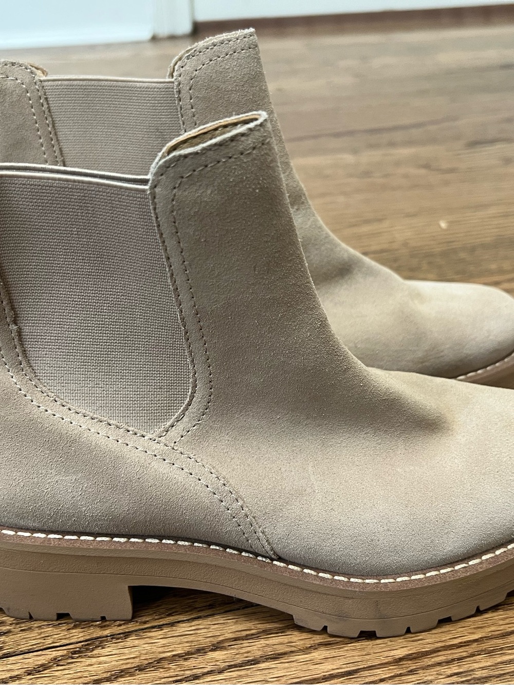Sam Edelman Women's Suede Chelsea Boots in Taupe. Size 8. NWT.
